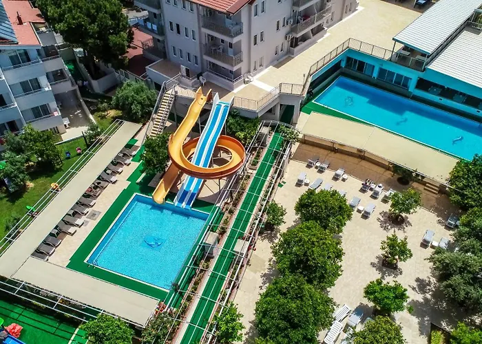 Catty Cats Garden Hotel